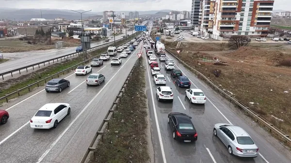 43-ilin-gecis-noktasinda-uzun-arac-kuyruklari-olustu-1774102300905.jpg