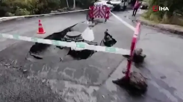 İstanbul Beşiktaş'ta yol çöktü, araç içine düştü!