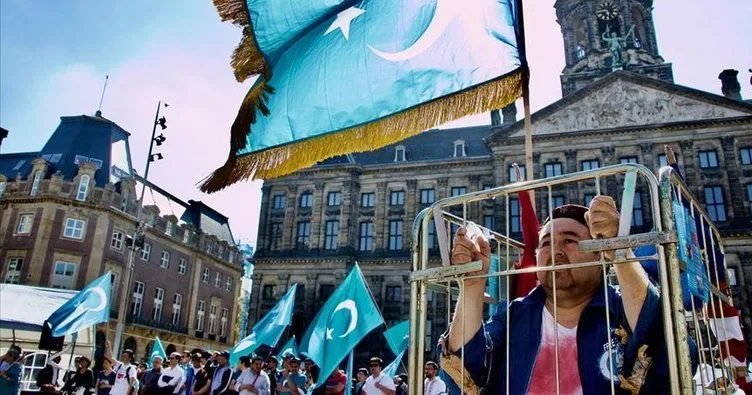 Uygur Türkleri Hollanda’da Çin’i protesto etti