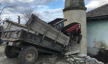 Kontrolden çıkan traktör cami minaresine çarparak durdu