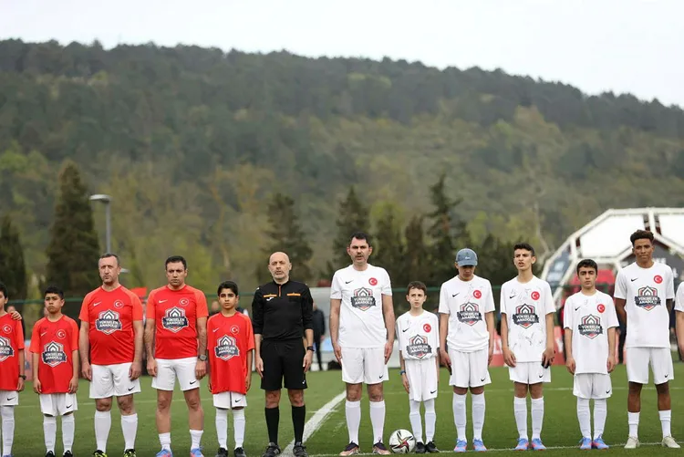 bakan-murat-kurum-ve-afetzede-cocuklar-ozel-macta-top-kosturdu-1683187929840.jpg
