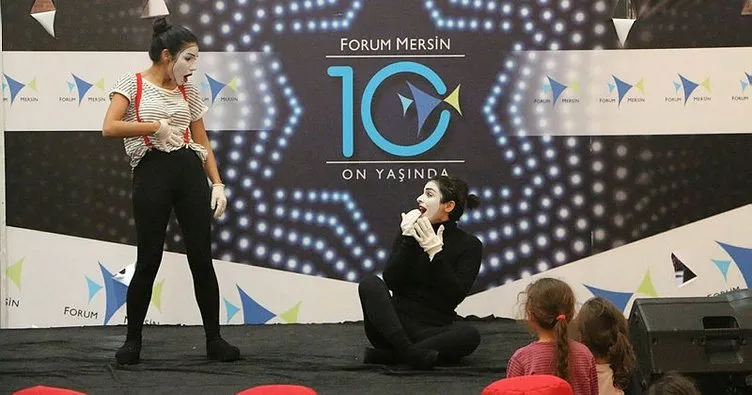 Forum Mersin’de pandomim gösterisi