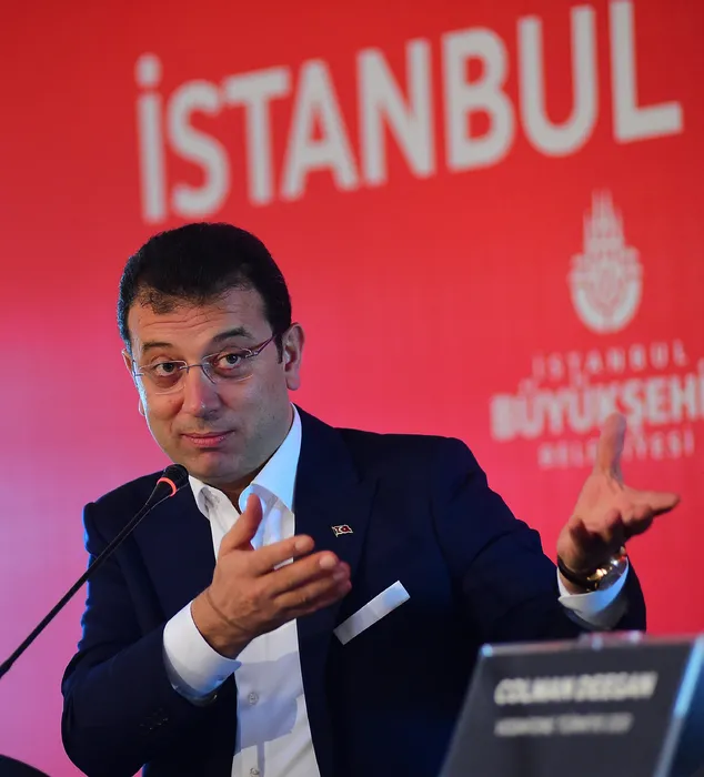 Ekrem İmamoğlu’ndan bir kez daha değişim resti: CHP’nin kutlamalarına katılmadı!