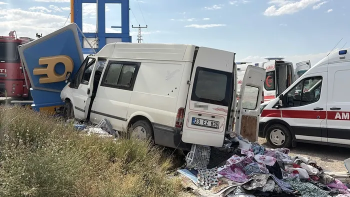 elazigda-minibus-ile-hafif-ticari-arac-carpisti-7-yaraliyerde-yatan-cocuk-yaralilarin-gunesten-etkilenmemesi-i-1787921460909.jpg