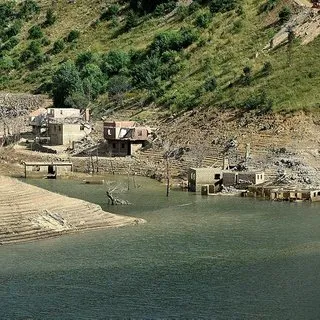 Sular çekildi köy ortaya çıktı