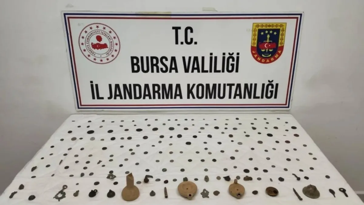 Bursa'da tarihi eser kaçakçılığı operasyonunda ele geçirilen sikkeler ve objeler