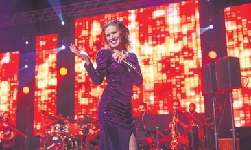 ‘Mor menekşe gibi karşınızdayım’