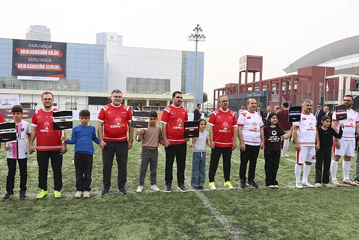 izmirde-tugva-genclig-liseler-arasi-futbol-turnuvasi-heyecani-basladi-1776444668368.jpeg