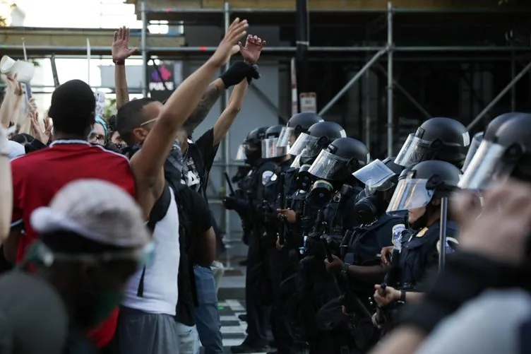 ABD’de öfke kaosa döndü| Washington’da sokağa çıkma yasağı ilan edildi! George Floyd’un öldürülmesinin ardından başlayan protestolarda son dakika gelişmeler...