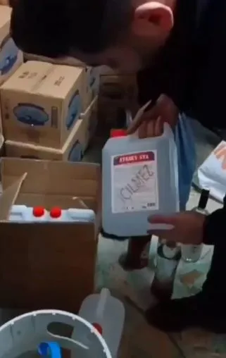 beyoglunda-dukkaninda-sahte-icki-ureten-sucu-tutuklandi-72-litre-sahte-icki-ele-gecirildi-1737200053878.jpg