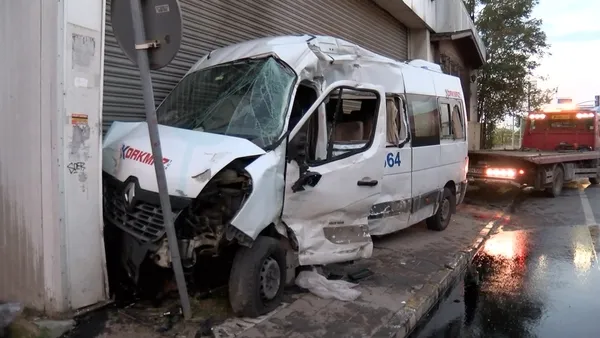 umraniyede-feci-kaza-servis-minibusuyle-ibb-araci-carpisti-yaralilar-var-1789886790827.jpg