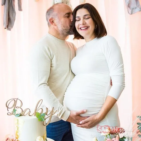 Bergüzar Korel bu kez de gençliğine seslendi! Doğum için gün sayan Bergüzar Korel’den duygulandıran paylaşım...