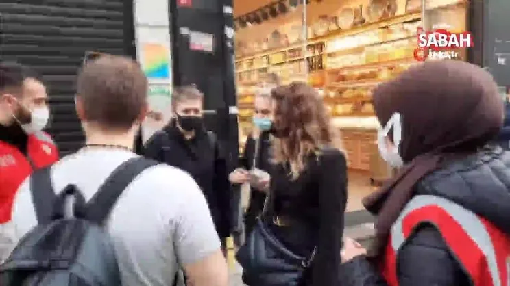 Kural tanımaz turistlerin İstiklal Caddesi'nin orta yerinde yaptıkları pes dedirtti | Video