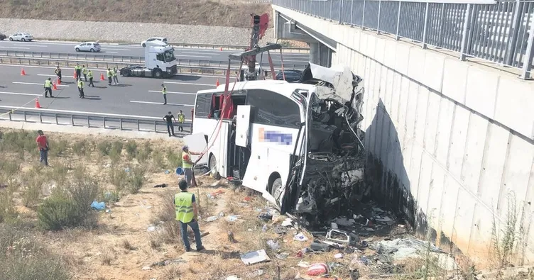 Katliam gibi kaza: 5 ölü 25 yaralı