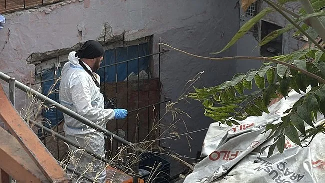 Kağıthane’de korkunç olay: Ev arkadaşını boğazını keserek katletti!