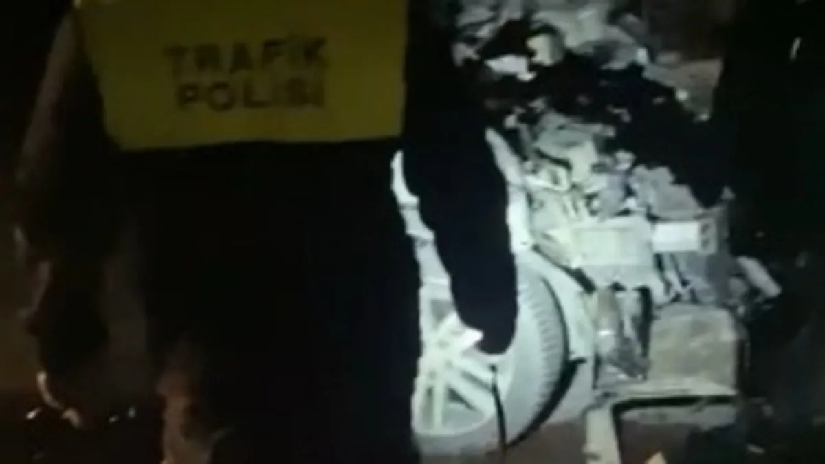 Kayseri’de minibüs kazası: Sürücü yaralandı! 3 at öldü Kayseri’de minibüs kazası: Sürücü yaralandı! 3 at öldü