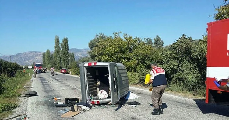 İzmir’de 2 otomobil çarpıştı: 1 ölü, 4 yaralı