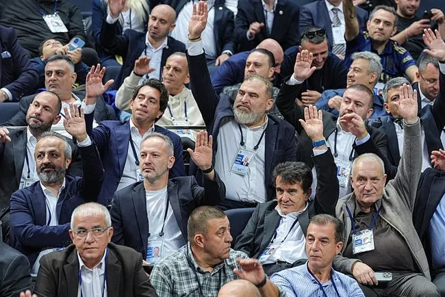 fenerbahcede-yetki-oylama-sona-erdi-iste-kongrede-cikan-sonuclar-1761390624322.jpg