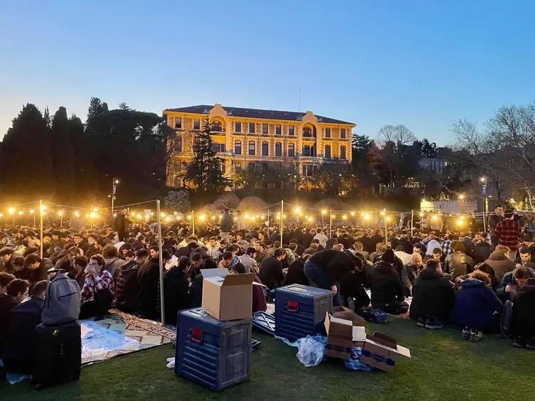 Boğaziçi Üniversitesi’nde iftar programı! Binlerce öğrenci aynı sofrada buluştu