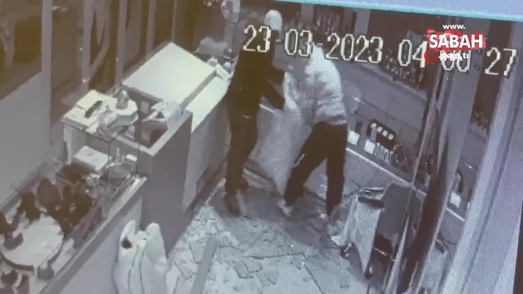 Film sahnelerini aratmayan kuyumcu soygunu kamerada | Video