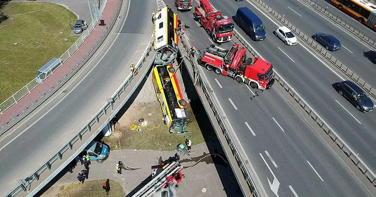 Polonya’da yolcu otobüsü köprüden uçtu