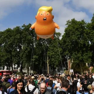 Trump, Kraliçe 2. Elizabeth ile beş çayı içerken dışarıda protesto ediliyor