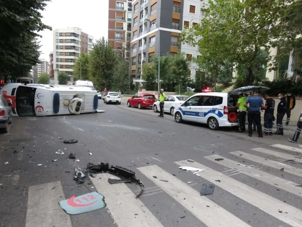 Ambulans Kaza Yaptı: 4 Sağlık Personeli Yaralandı 4 kadikoyde ambulans kaza yapti 4 saglikci yaralandi 1600844019933