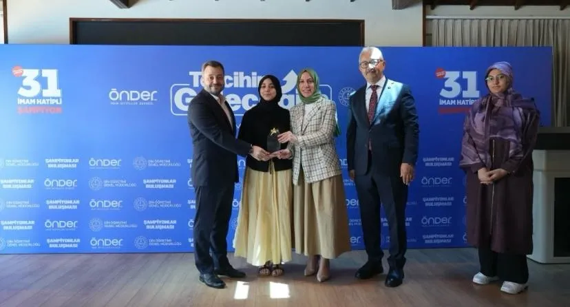 LGS şampiyonları İstanbul'da düzenlenen bir programda bir araya geldi.