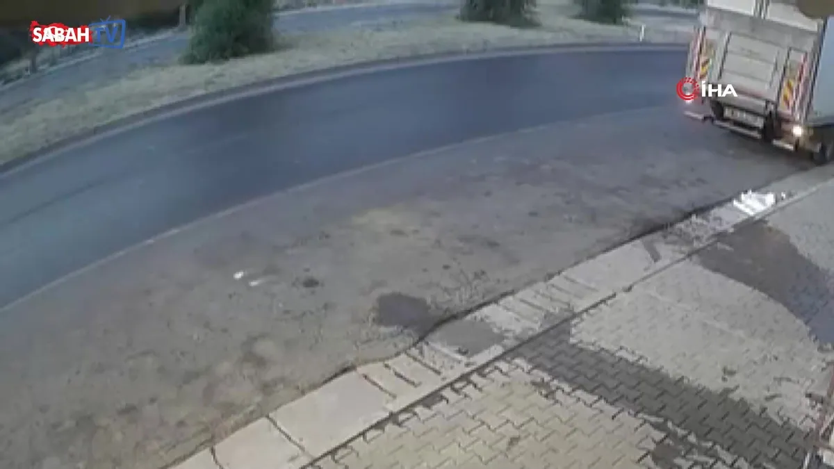 Mersin’de tırın çarptığı araç metrelerce böyle sürüklendi videosunu izle Mersin’de tırın çarptığı araç metrelerce böyle sürüklendi videosunu izle