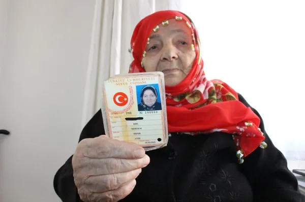 cumhuriyetle-yasit-102lik-meryem-nineye-devletten-surpriz-evinde-kimligi-yenilendi-1762843815510.jpg