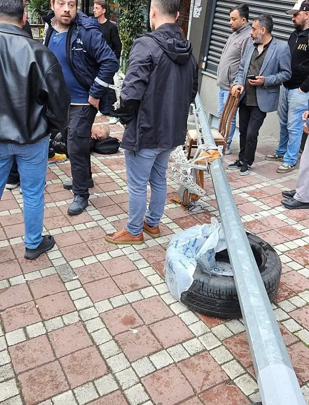 istanbulda-bu-da-oldu-yolda-yururken-kafasina-elektrik-diregi-devrildi-1742291440301.jpeg