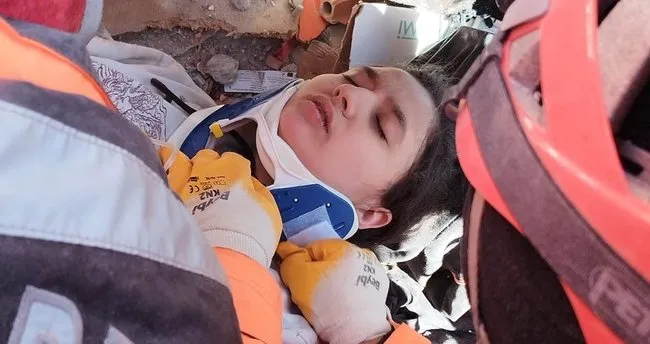 Mucize kız Aleyna ailesinin depremde öldüğünü bilmiyor