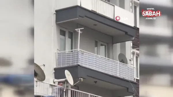 İzmir'de alkollü şahıs tartıştığı esnafa balkondan balta fırlattı | Video