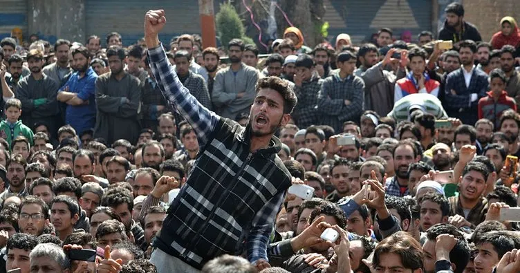 Keşmir’de öğrencilerle hükümet güçleri çatıştı