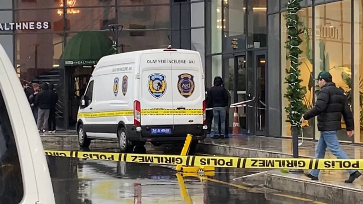 Zeytinburnu’nda siteye bırakılan kargo paketi patladı: 2 yaralı! Zeytinburnu’nda siteye bırakılan kargo paketi patladı: 2 yaralı!