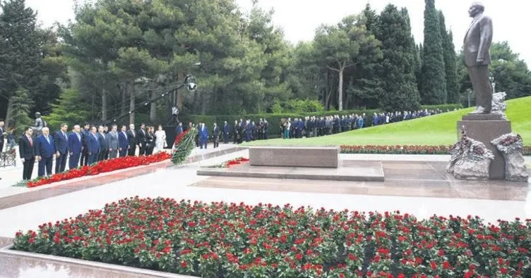 Haydar Aliyev törenle mezarı başında anıldı