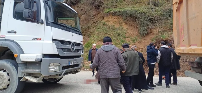 hafriyat-kamyonu-cenaze-torenine-katilan-kadina-carptigiresunda-cenaze-nedeniyle-kalabaligin-bulundugu-yolda-k-1772098911312.jpg