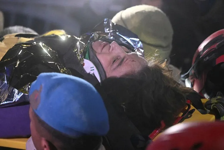 SON DAKİKA: Deprem bölgelerinde mucize hikayeler: Bu görüntüler 85 milyonu ağlattı!