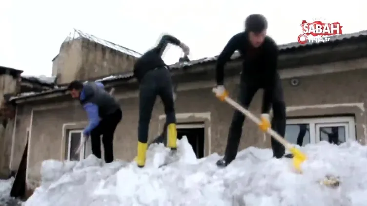 Çatılardaki kar ekmek parası oldu