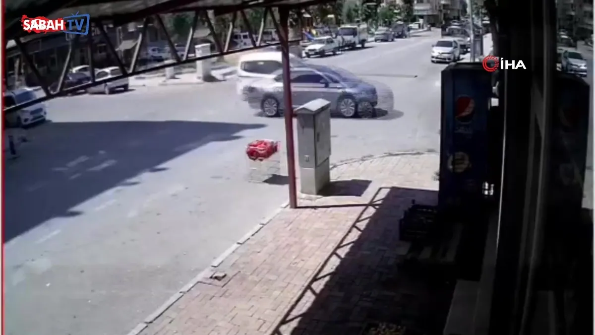 Şanlıurfa’da biri ağır 2 kişinin yaralandığı kaza anı kamerada | Video videosunu izle Şanlıurfa’da biri ağır 2 kişinin yaralandığı kaza anı kamerada | Video videosunu izle