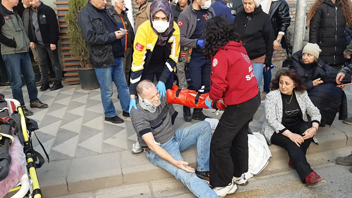 Eskişehir’de kırmızı ışıkta duran araca arkadan çarptı: 5 yaralı! Eskişehir’de kırmızı ışıkta duran araca arkadan çarptı: 5 yaralı!