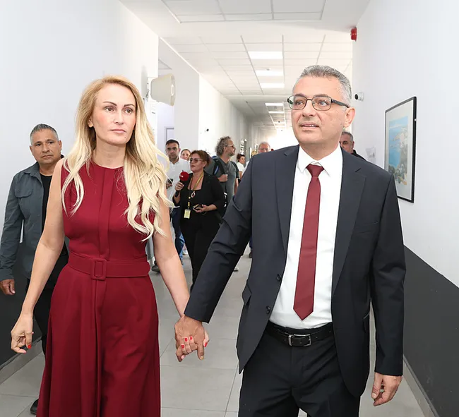 son-dakika-kktcde-sandiklar-kapandi-oy-sayimi-basliyor-1760886883001.jpeg SON DAKİKA | KKTC Yüksek Seçim Kurulu açıkladı! Tufan Erhürman ülkenin yeni cumhurbaşkanı oldu