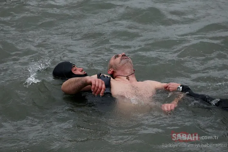 Haliç’teki haç çıkarma töreninde suya atlayan bir kişi fenalaştı