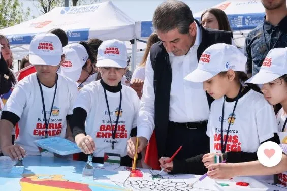 baris-ekmegi-festivali-renkli-basladi-8-ulkeden-gelen-cocuklar-turk-ogrencilerle-dunyaya-baris-mesaji-verdi-1745261950249.jpg
