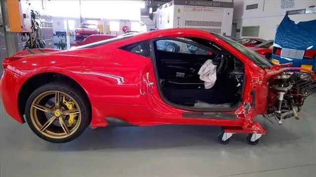 Kazalı Ferrari 200 bin dolara alıcısını bekliyor