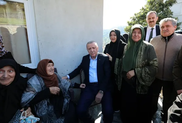 baskan-erdogan-baba-ocagi-guneysuda-komsulariyla-sohbet-etti-1760174584273.jpg
