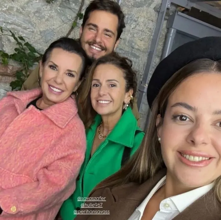 Perihan Savaş’tan fenomen gelini ve dünürü ile mutluluk pozu! Biricik gelinine Tıpkı Perihan Savaş’ın gençliği yorumları yağdı!