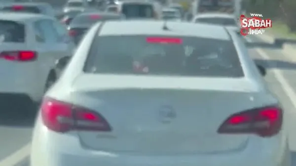 Seyir halindeki otomobilde, yanındaki kadını darp etti | Video
