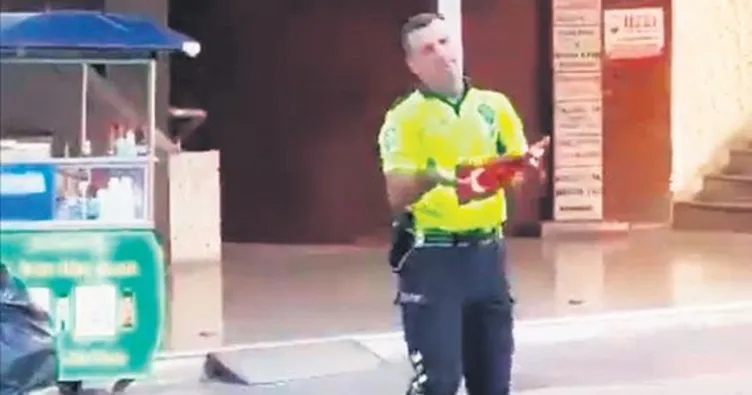 Trafik polisinin bayrak hassasiyeti