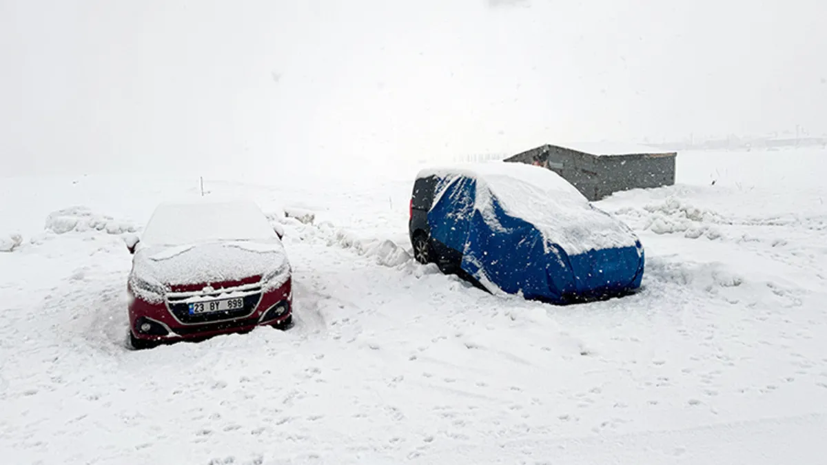 Erzincan’da kar yağışı ulaşımı olumsuz etkiledi Erzincan’da kar yağışı ulaşımı olumsuz etkiledi